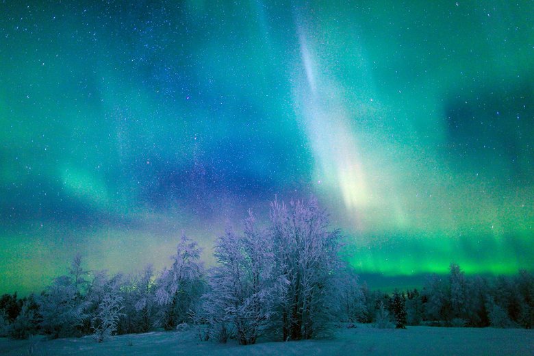 L'aurora boreale colora il cielo di viola e blu