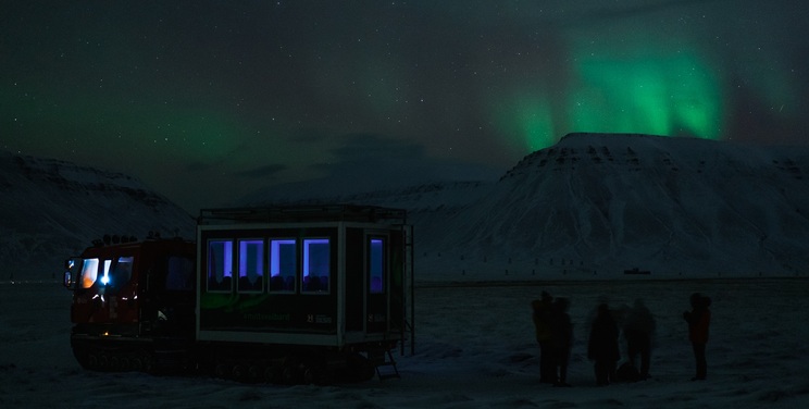Northern lights snowcat photo ha kon daae brensholm visit svalbardy7824 photo hakon daae(1)