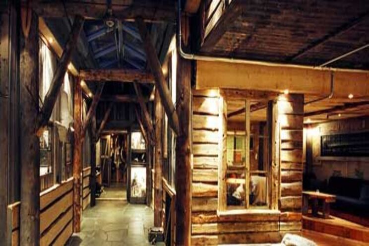 Lodge lyr lobby